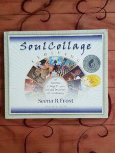 עטיפת הספר “SoulCollage Evolving” מאת סינה ב. פרוסט, המציגה מניפה של קולאז'ים אמנותיים ותוויות פרסים.